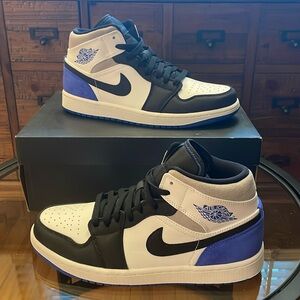 Air Jordan 1 Mid SE. Men’s 9.5  / Women’s 11. White / Hyper Royal / Black.